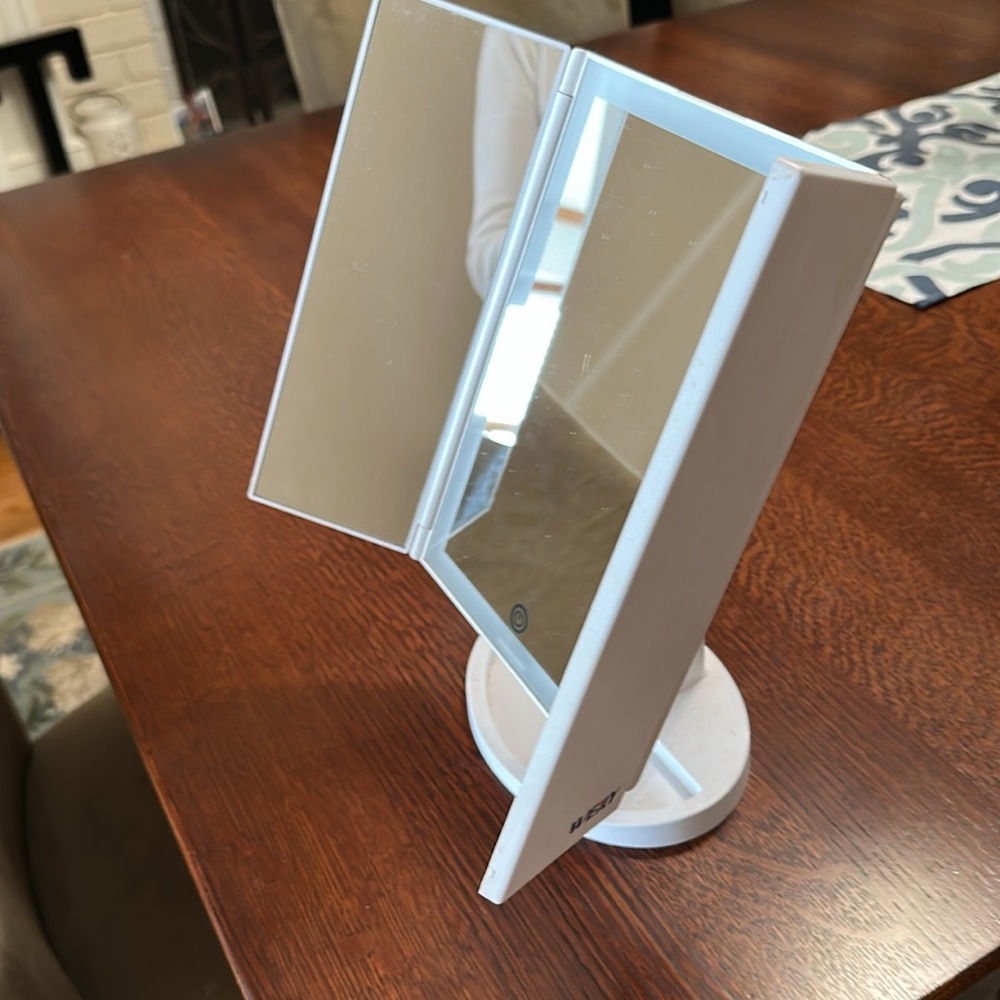 Three panel LED lighted make up mirror - Picture 5 of 10